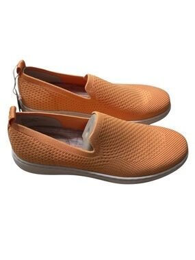BORN Patton Slip-on Walking Shoes in Papaya Size 10 NWT